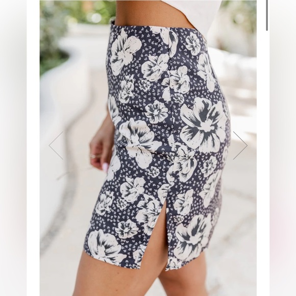 Navy & white floral skirt - Picture 2 of 7